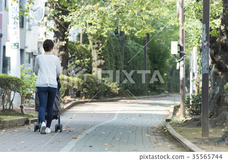 推擠嬰兒推車的中間婦女 35565744