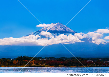 Fujiyama in autumn, Kawaguchiko, Japan Fujiyama in autumn, Kawaguchiko, Japan 35565875