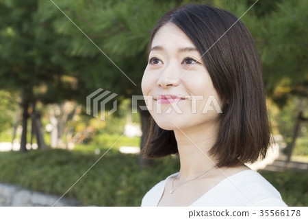 戴項鍊的婦女 35566178