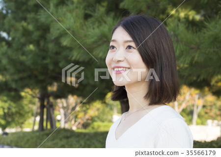 戴項鍊的婦女 35566179