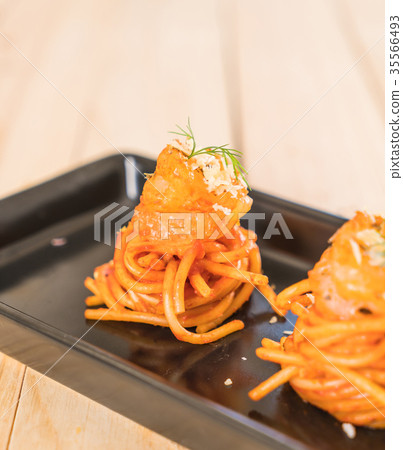 spaghetti with shrimp 35566493