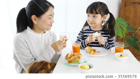父母和孩子的狗餐 35569578