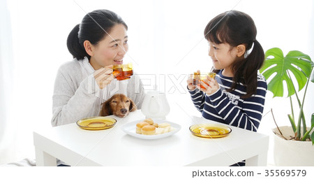 父母和孩子狗茶時間 父母和孩子狗茶時間 35569579
