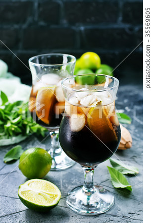 drink with limes 35569605