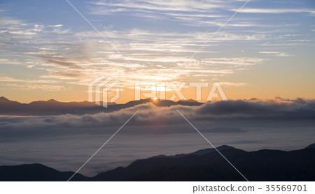 天空翱翔大海 35569701