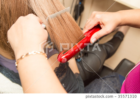 Hair styling in a beauty salon 35571310