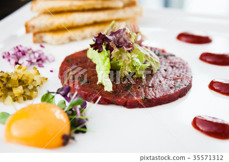 Classic steak tartare 35571312