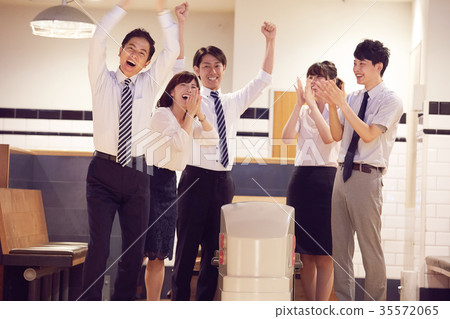 享受保齡球的企業人 35572065