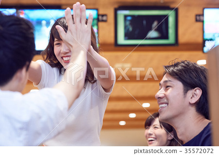 喜歡打保齡球的男女 35572072