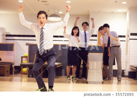 享受保齡球的企業人 35572093
