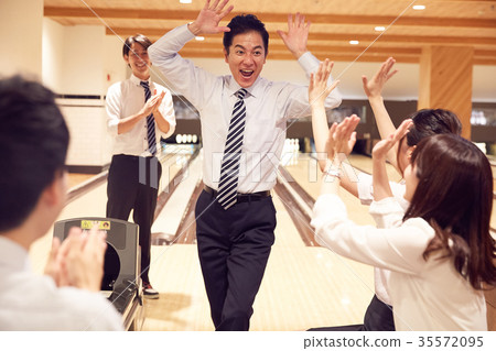 享受保齡球的企業人 35572095