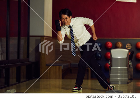 Men who do bowling 35572103
