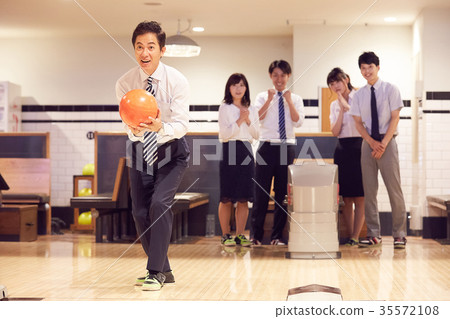 享受保齡球的企業人 35572108