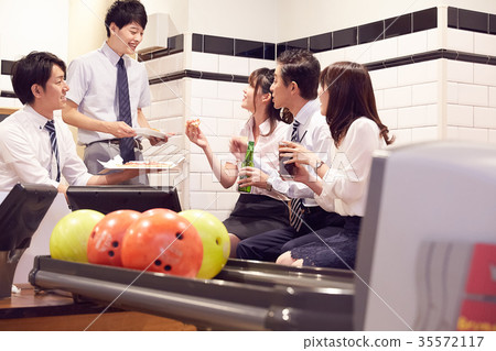 享受保齡球的企業人 享受保齡球的企業人 35572117