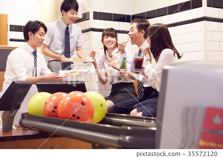 享受保齡球的企業人 享受保齡球的企業人 35572120