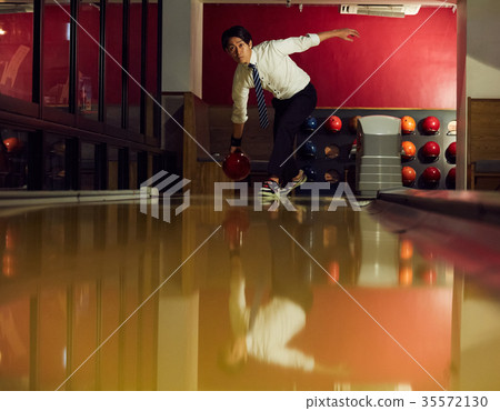 Men who do bowling 35572130