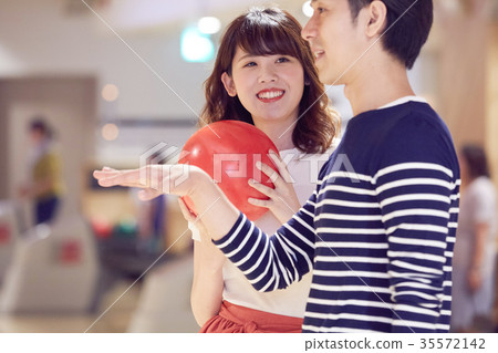 Men and women who enjoy bowling 35572142