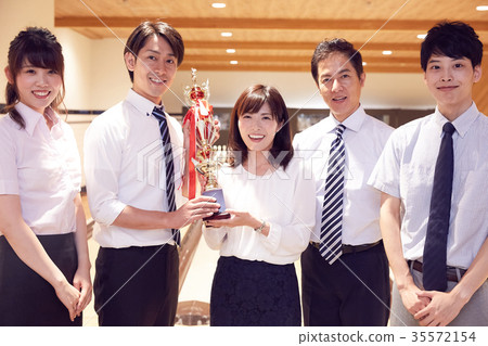 享受保齡球的企業人 35572154