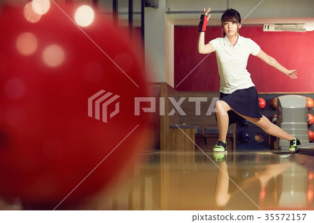 Bowling woman 35572157