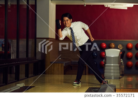Men who do bowling 35572171