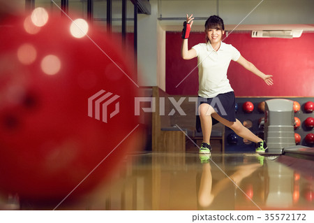 Bowling woman 35572172