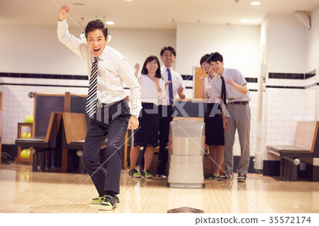 享受保齡球的企業人 35572174