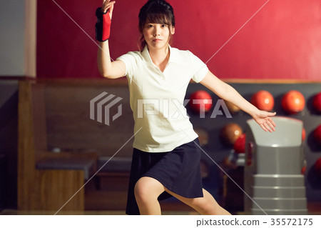 保齡球的女人 35572175