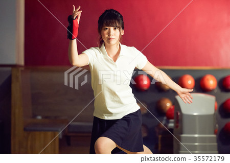 保齡球的女人 35572179