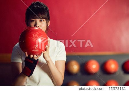 Bowling woman 35572181