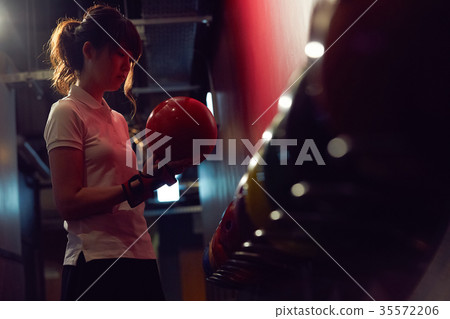 Bowling woman 35572206