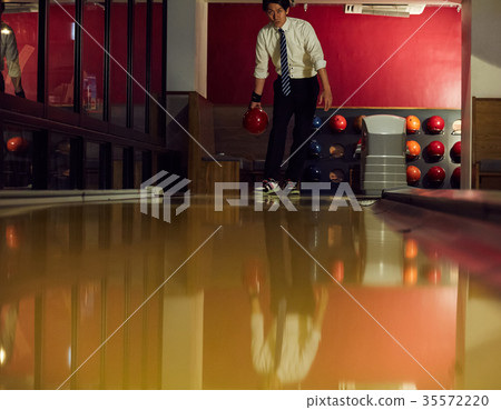Men who do bowling Men who do bowling 35572220
