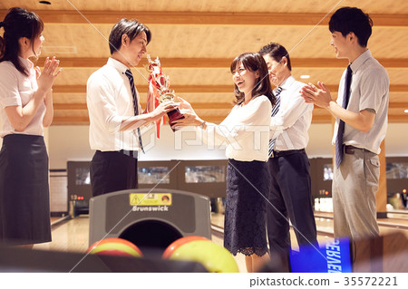 享受保齡球的企業人 35572221