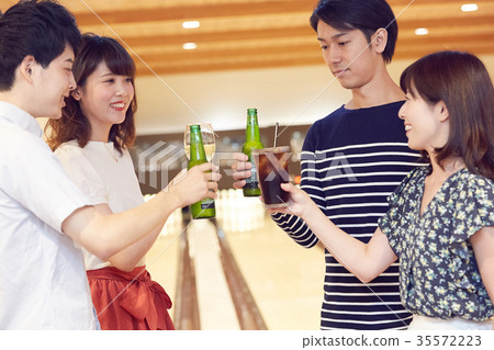 Men and women who enjoy bowling 35572223