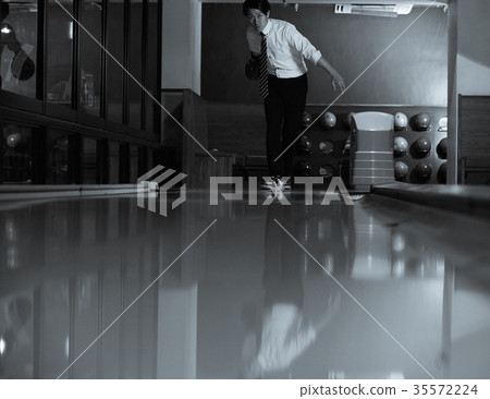 打保齡球的男人 35572224