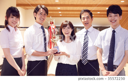 享受保齡球的企業人 享受保齡球的企業人 35572230