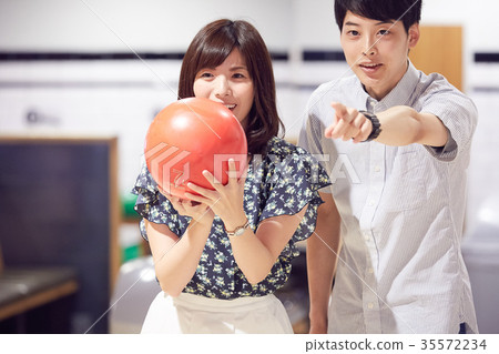 Men and women who enjoy bowling Men and women who enjoy bowling 35572234