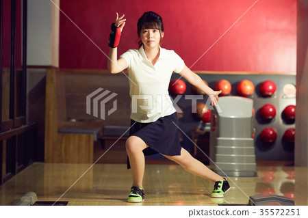 Bowling woman 35572251