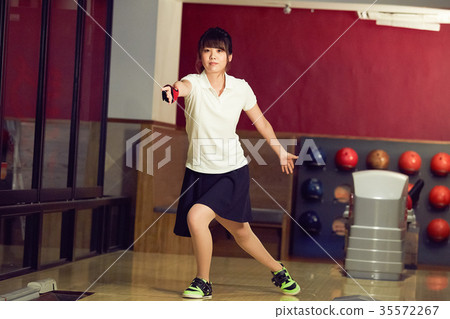 Bowling woman 35572267