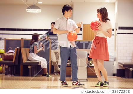 喜歡打保齡球的男女 喜歡打保齡球的男女 35572268