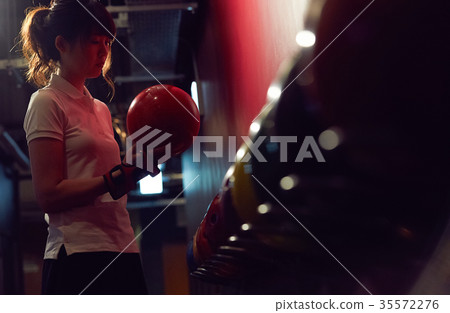 Bowling woman 35572276