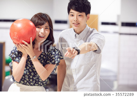 Men and women who enjoy bowling 35572289