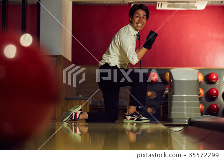 Men who do bowling 35572299