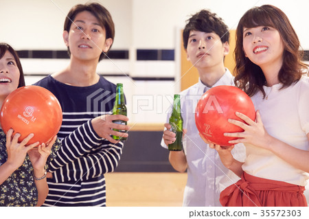 Men and women who enjoy bowling Men and women who enjoy bowling 35572303