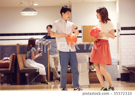 Men and women who enjoy bowling 35572310
