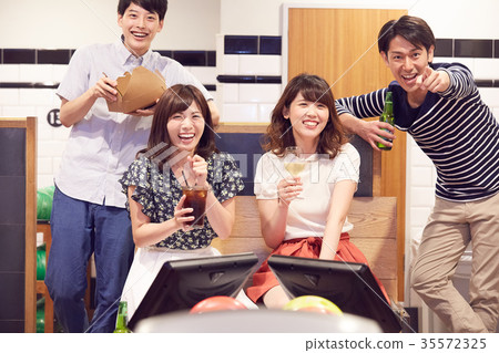 喜歡打保齡球的男女 35572325