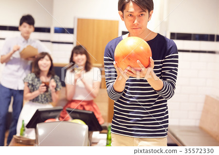 喜歡打保齡球的男女 喜歡打保齡球的男女 35572330