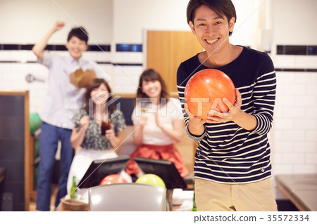 Men and women who enjoy bowling 35572334