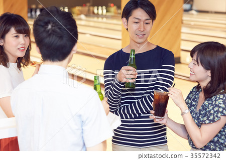 喜歡打保齡球的男女 35572342