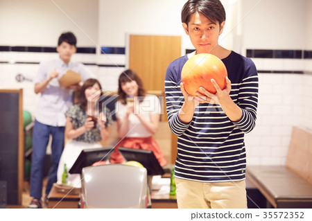 Men and women who enjoy bowling 35572352