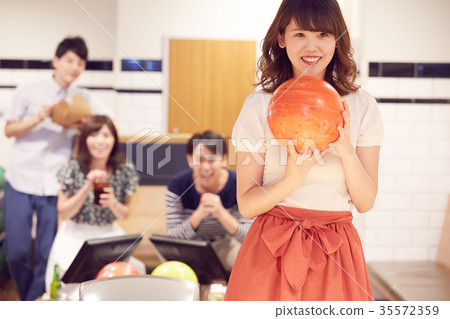 Men and women who enjoy bowling Men and women who enjoy bowling 35572359